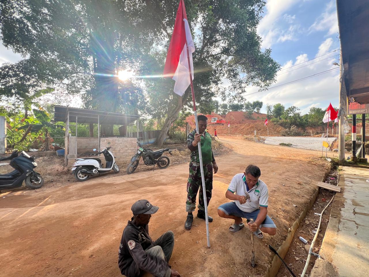 Meriahkan HUT RI Ke-80, Satgas TMMD ke 125 Kodim0316/Batam bersama Warga Kompak Pasang Bendera Merah Putih dan Umbul-Umbul