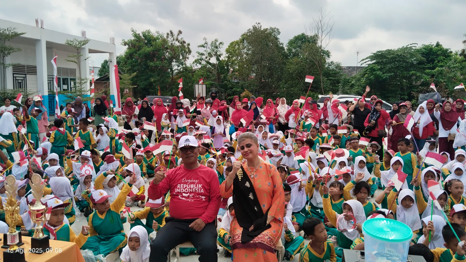 Ratu Wangsa together with Principal Suparjo and the students during in SD Negeri 009 Batu Aji, Batam City