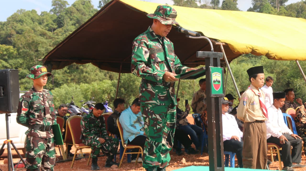 Satgas TMMD 125 Kodim 0316/Batam Gelar Upacara HUT RI ke-80 di Kavling Sambau IV, Mayor Arga Tidar Lisa Jadi Inspektur Upacara
