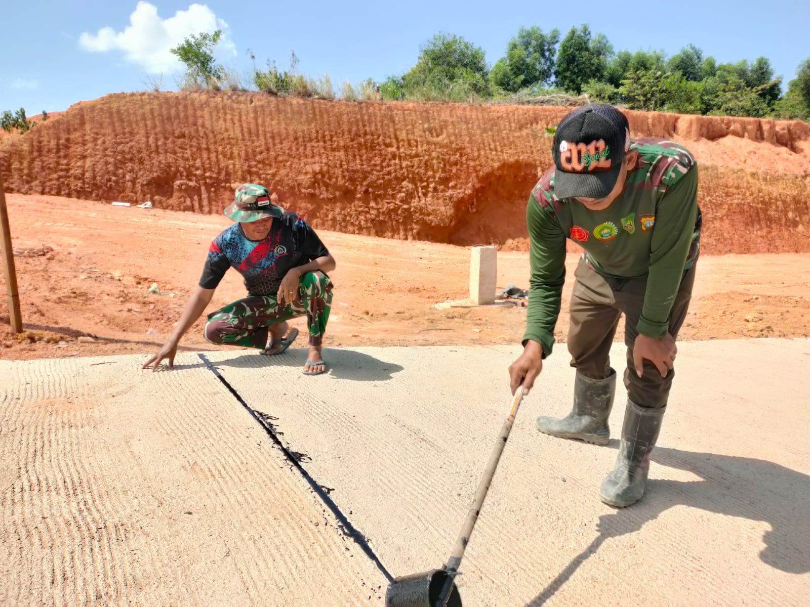 Semenisasi Jalan Rampung, Satgas TMMD ke-125 Kodim 0316/Batam Lakukan Pelapisan Aspal