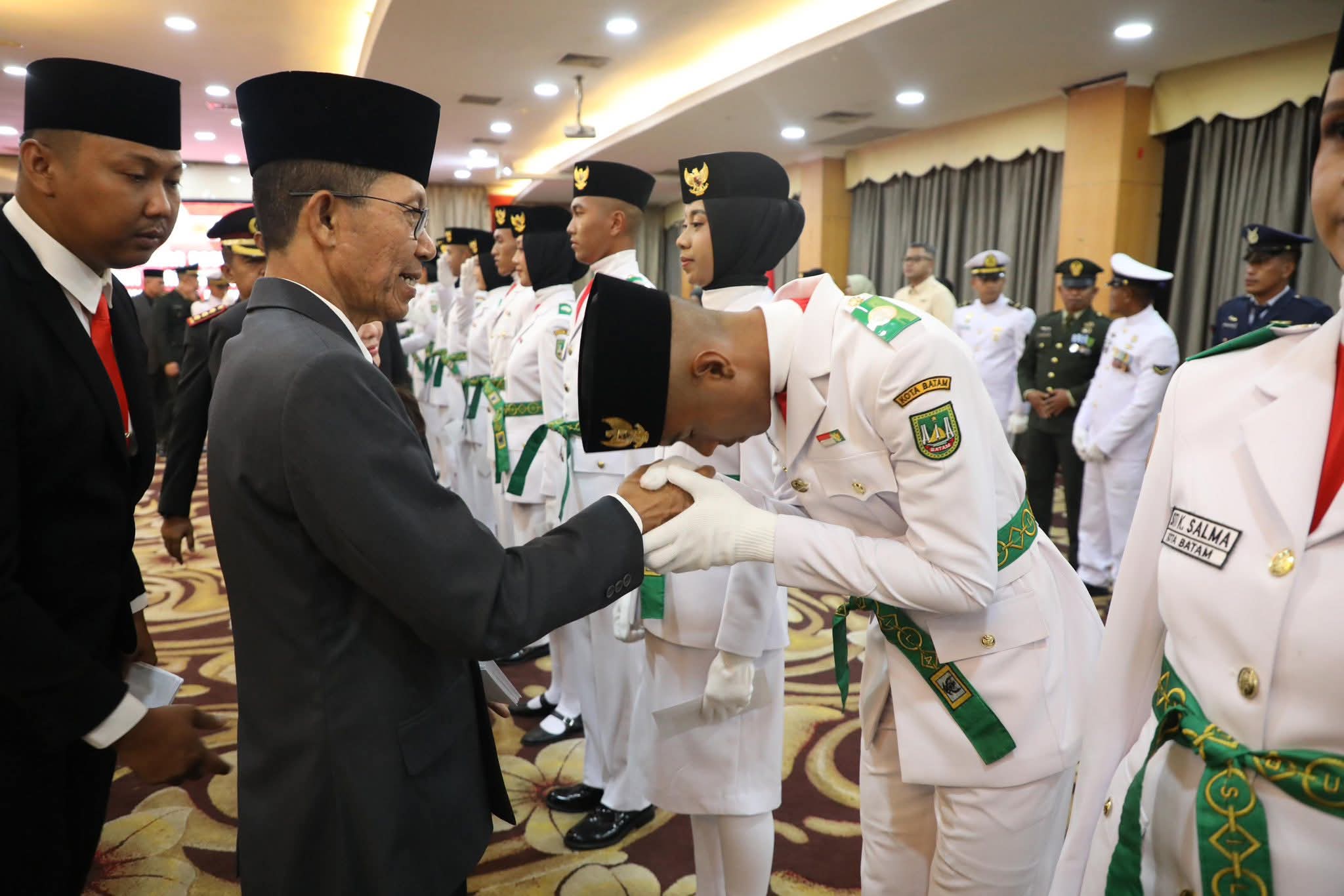 Siap Kibarkan Bendera Merah Putih, Amsakar Resmi Kukuhkan Paskibraka Kota Batam Tahun 2025