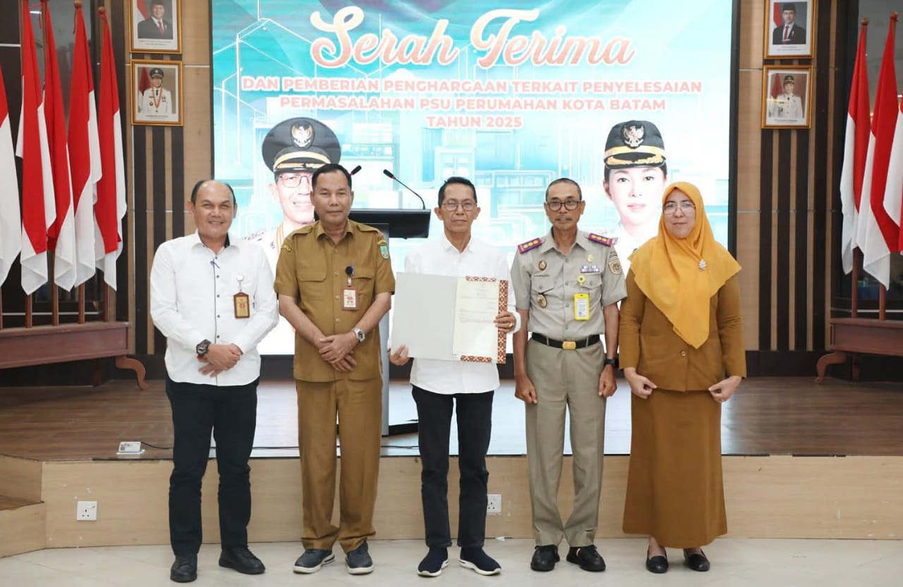 Wali Kota Amsakar Berikan Penghargaan atas Penyelesaian PSU Kepada Kejari Batam serta 12 Pengembang Perumahan