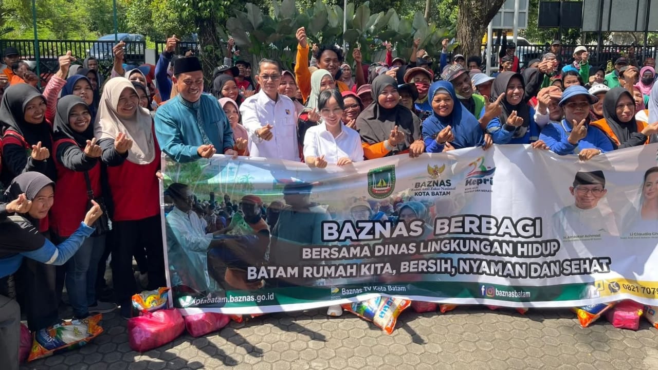 Apresiasi Petugas Kebersihan Kota Batam, Amsakar dan Li Claudia Serahkan 1.500 Paket Sembako