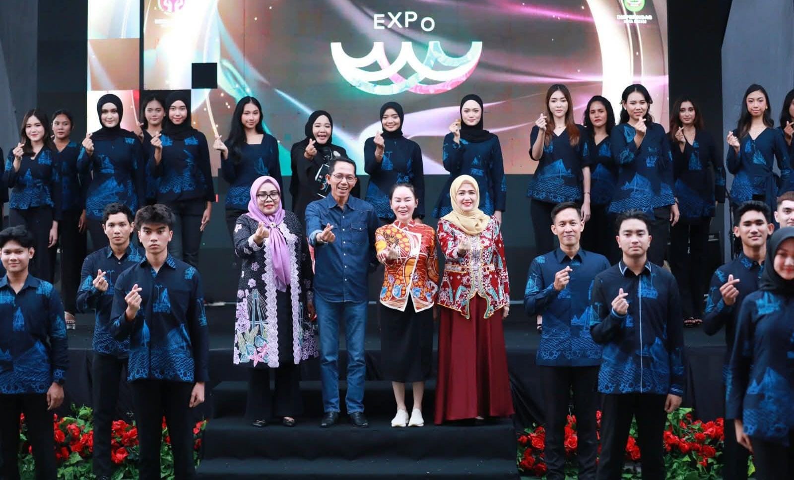 Expo BBFW 2025 Resmi Dibuka, Amsakar Bersama Li Claudia dan Erlita Awali dengan Membatik
