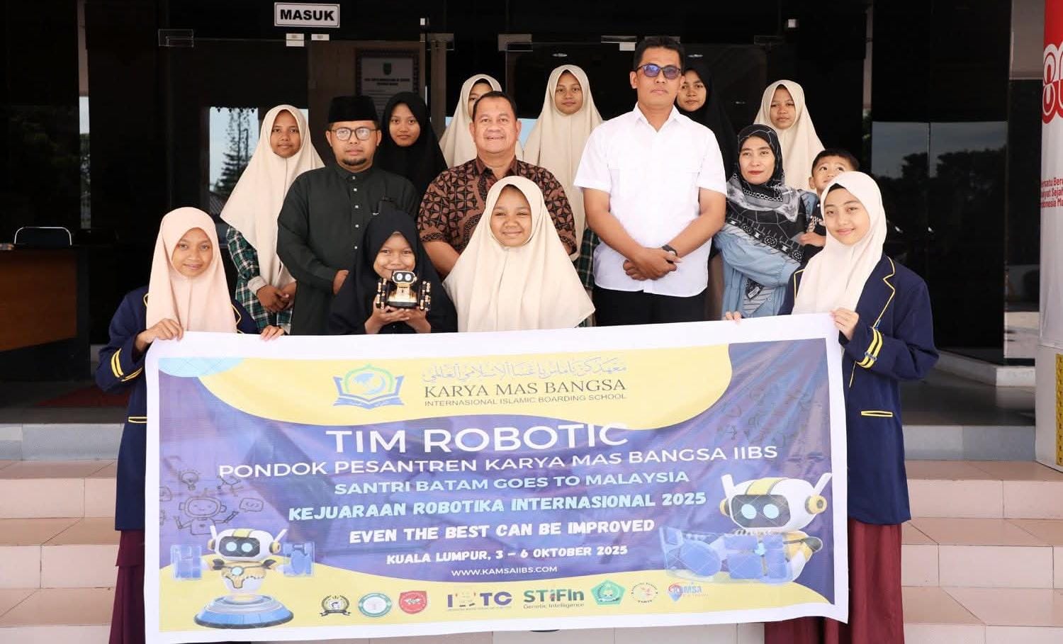 Kepala Brida Kota Batam Efrius Mewakili Wali Kota Batam Lepas Peserta Lomba Robotik Internasional