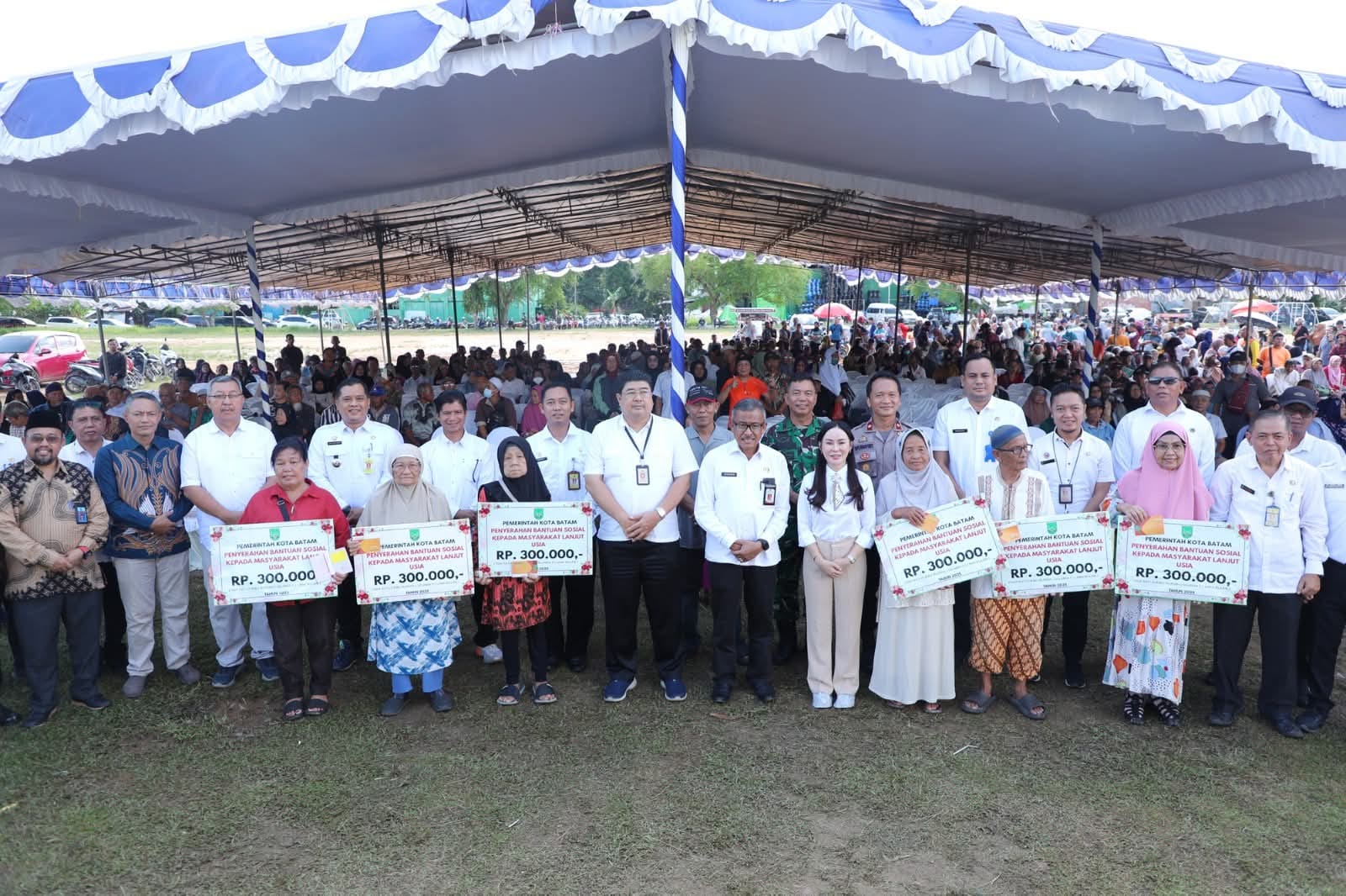 Wakil Wali Kota Batam Kembali Serahkan Santunan Kepada Lansia
