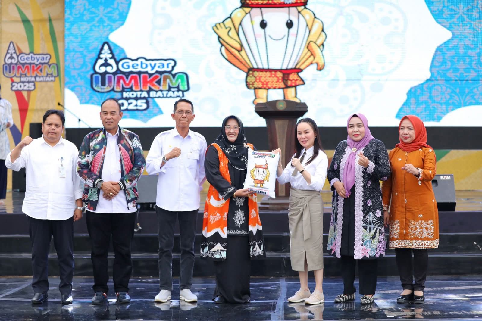 Gebyar UMKM Batam 2025, Amsakar–Li Claudia Terus Dorong Kemajuan UMKM Naik Kelas dan Siap Bersaing di Pasar Global