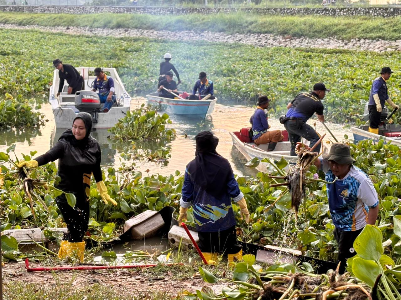 Jaga Kualitas Sumber Air, BP Batam Bersihkan Waduk Duriangkang