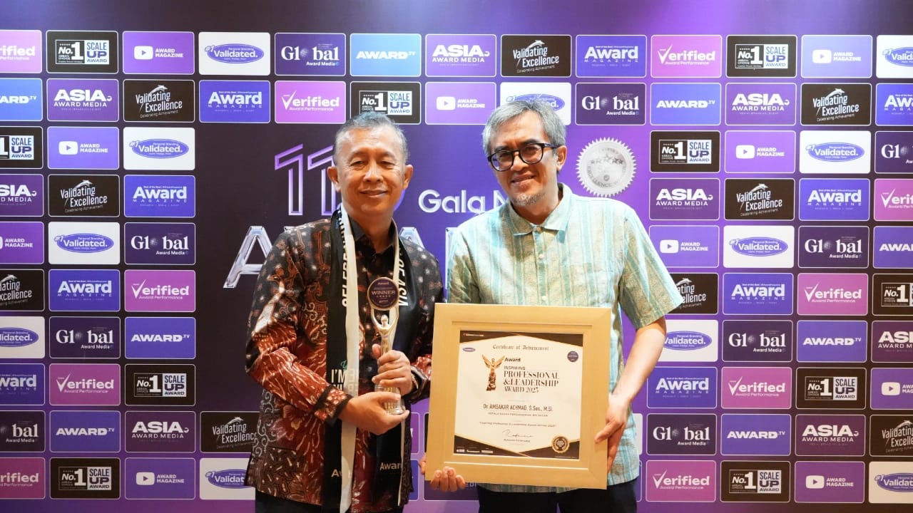 Kepala BP Batam Amsakar Achmad Raih Penghargaan Inspiring Professional dan Leadership Award