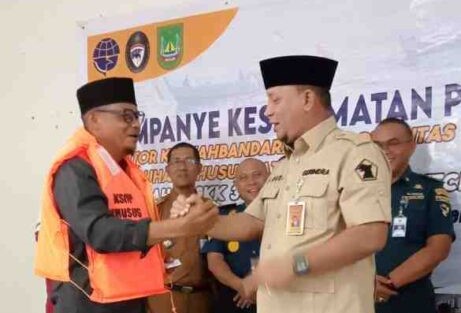 Ketua Komisi III DPRD Kota Batam Hadiri Undangan Penyerahan Bantuan Life Jacket dan E-Pas