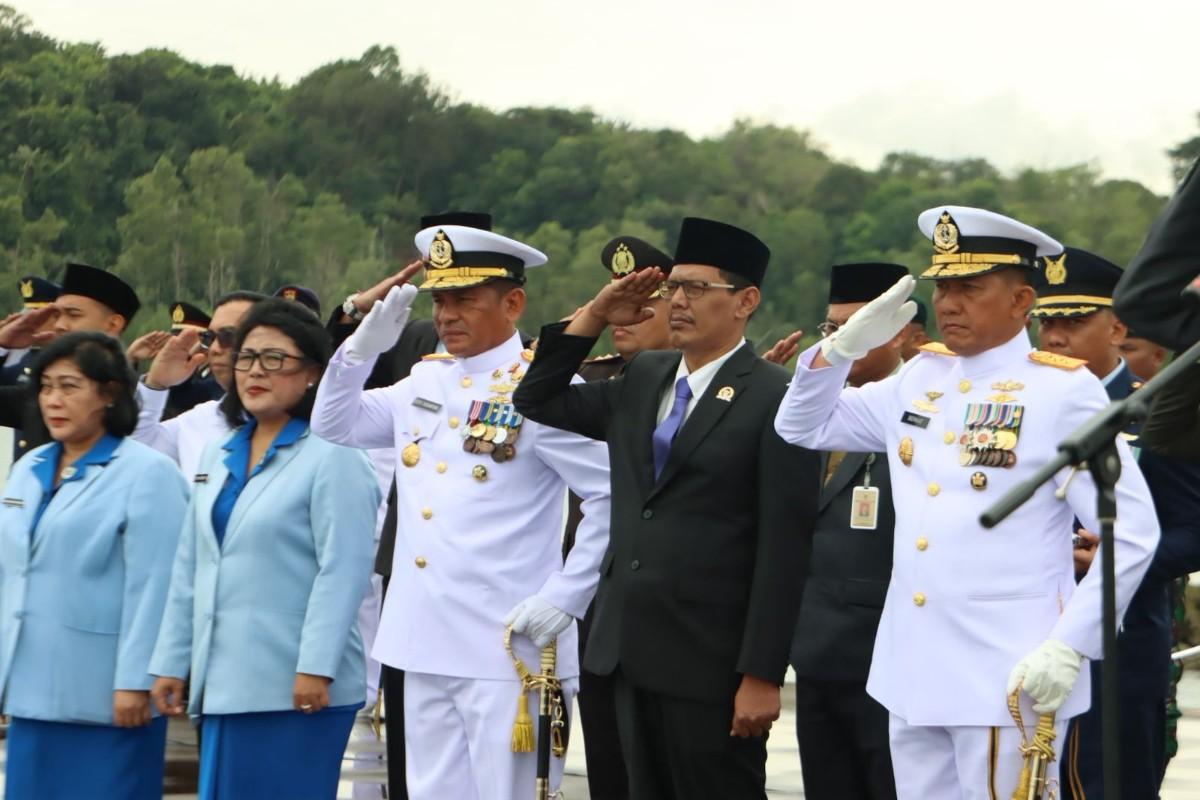 Peringatan Hari Pahlawan Tahun 2025, Ketua DPRD Kota Batam Hadiri Upacara Bendera dan Tabur Bunga