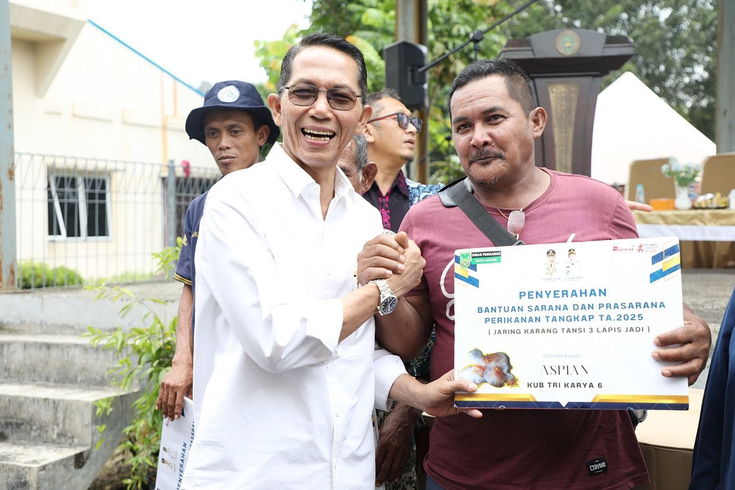 Perkuat Perekonomian Pesisir Pemko Batam Serahkan Bantuan Sarana Tangkap Nelayan