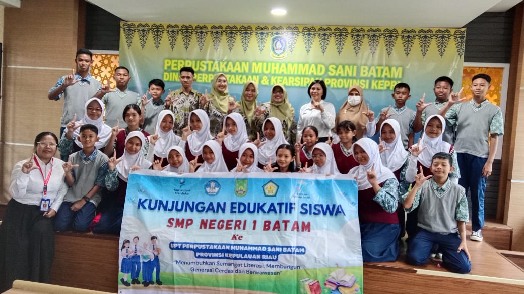 Siswa SMP Negeri 1 Batam Kunjungi UPT Perpustakaan M. Sani: Perkuat Literasi Sekolah dan Tumbuhan Budaya Membaca