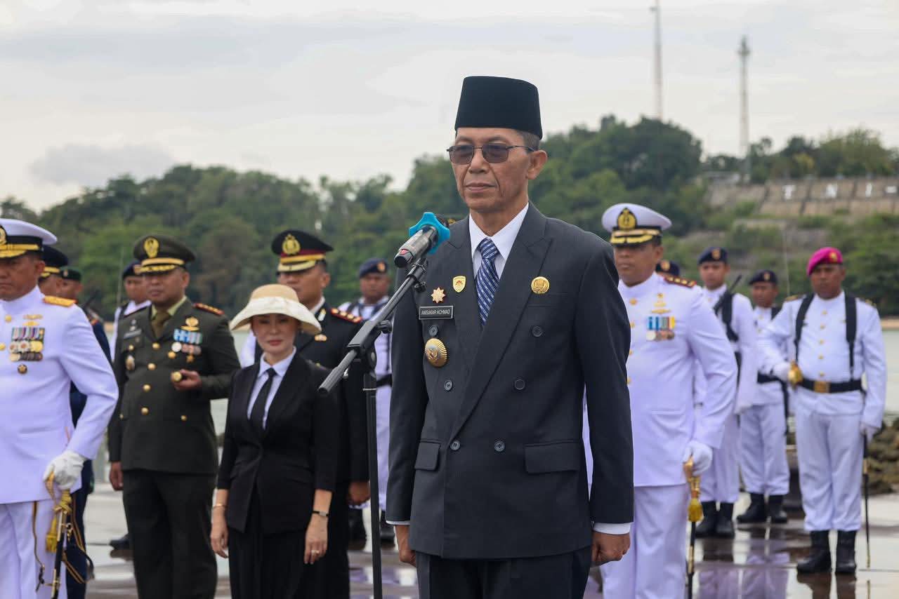 Upacara Bendera dan Tabur Bunga Peringatan Hari Pahlawan di Batam, Amsakar-Li Claudia Kobarkan Semangat Pahlawan