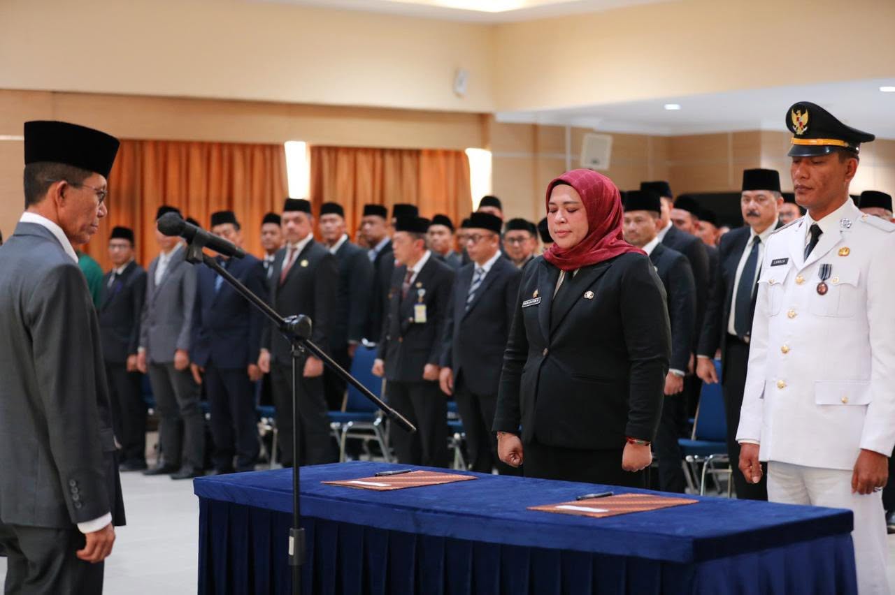 Wali Kota Batam Lantik Kepala Disdukcapil dan 65 Pejabat, Amsakar: Layani Warga dengan Cepat dan Baik