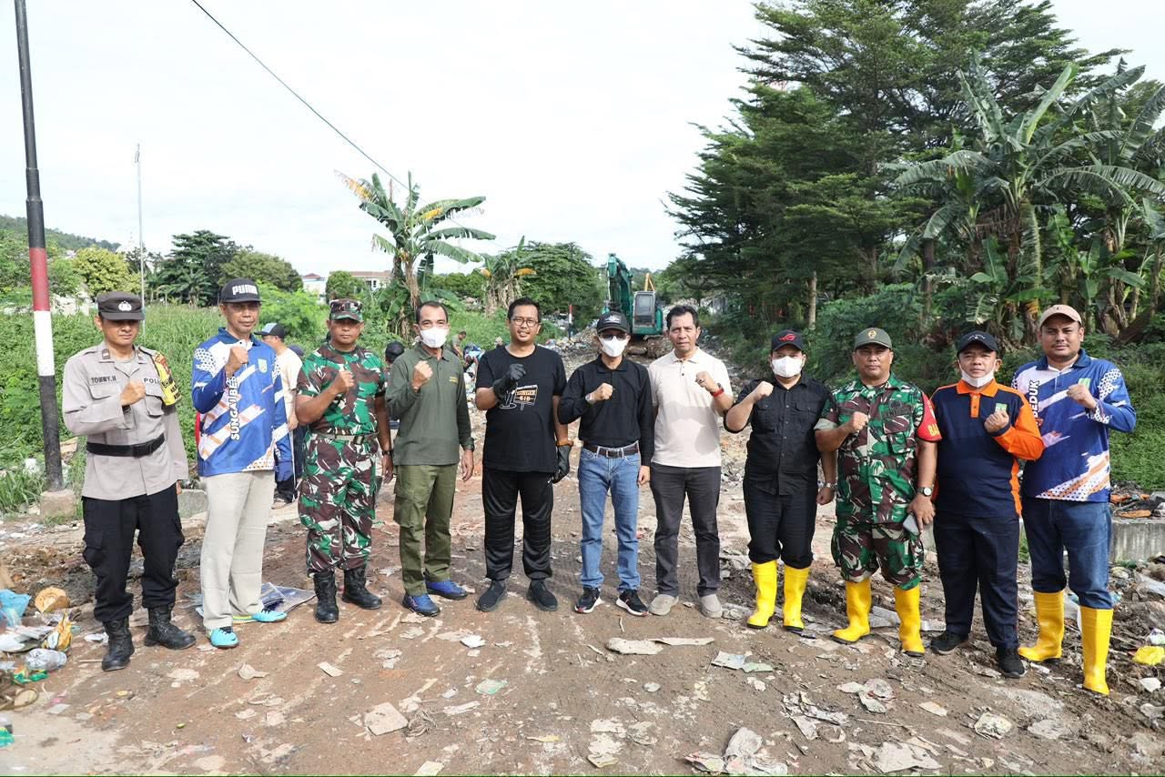 Wali Kota Batam Turun Tangan Bersihkan Sampah di Sei Beduk, Amsakar Ajak Warga Jaga Kebersihan Lingkungan