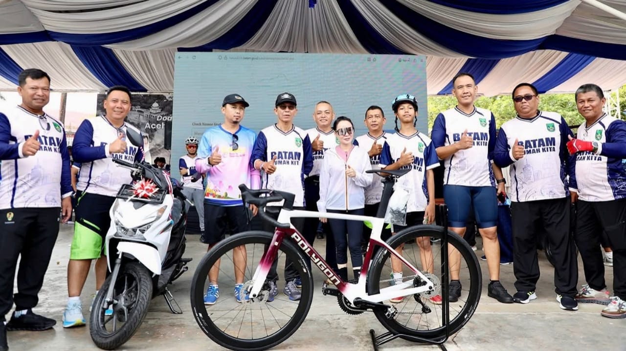 Batam Bersepeda Meriahkan HJB ke-196, Amsakar-Li Claudia Gowes Bersama 2.826 Peserta