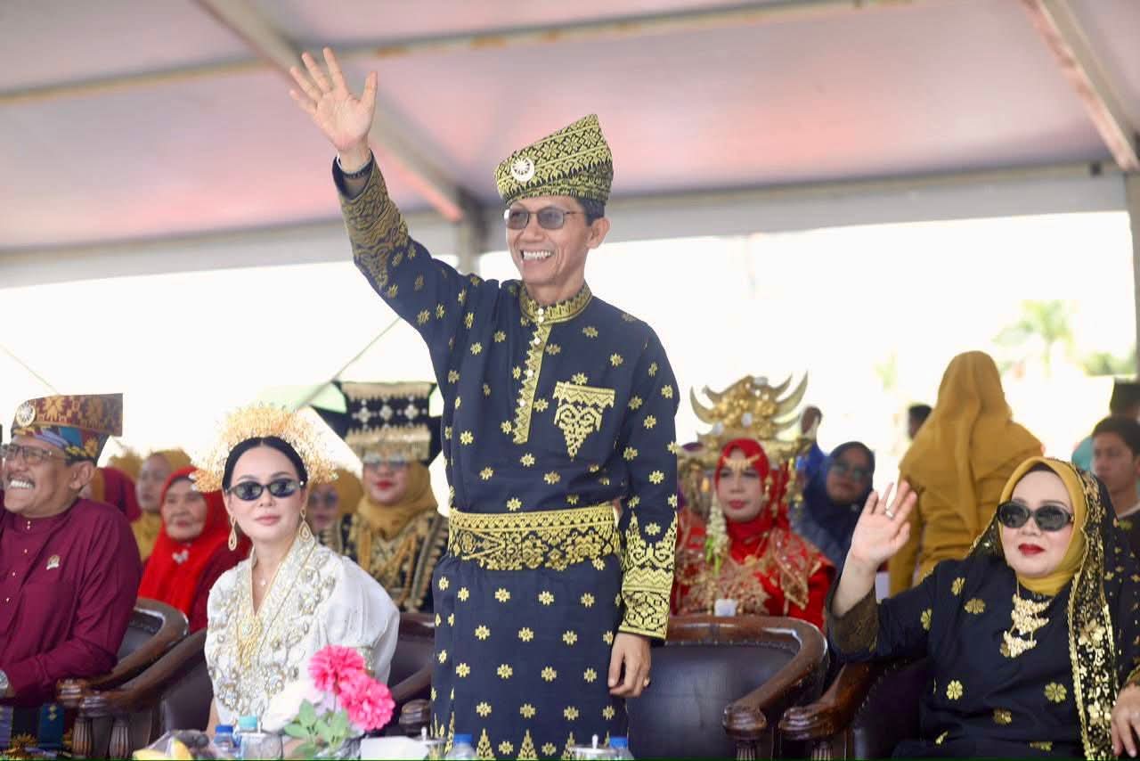 Meriahkan HJB ke-196, Pakaian Adat Nusantara Warnai Pawai Budaya di Engku Putri