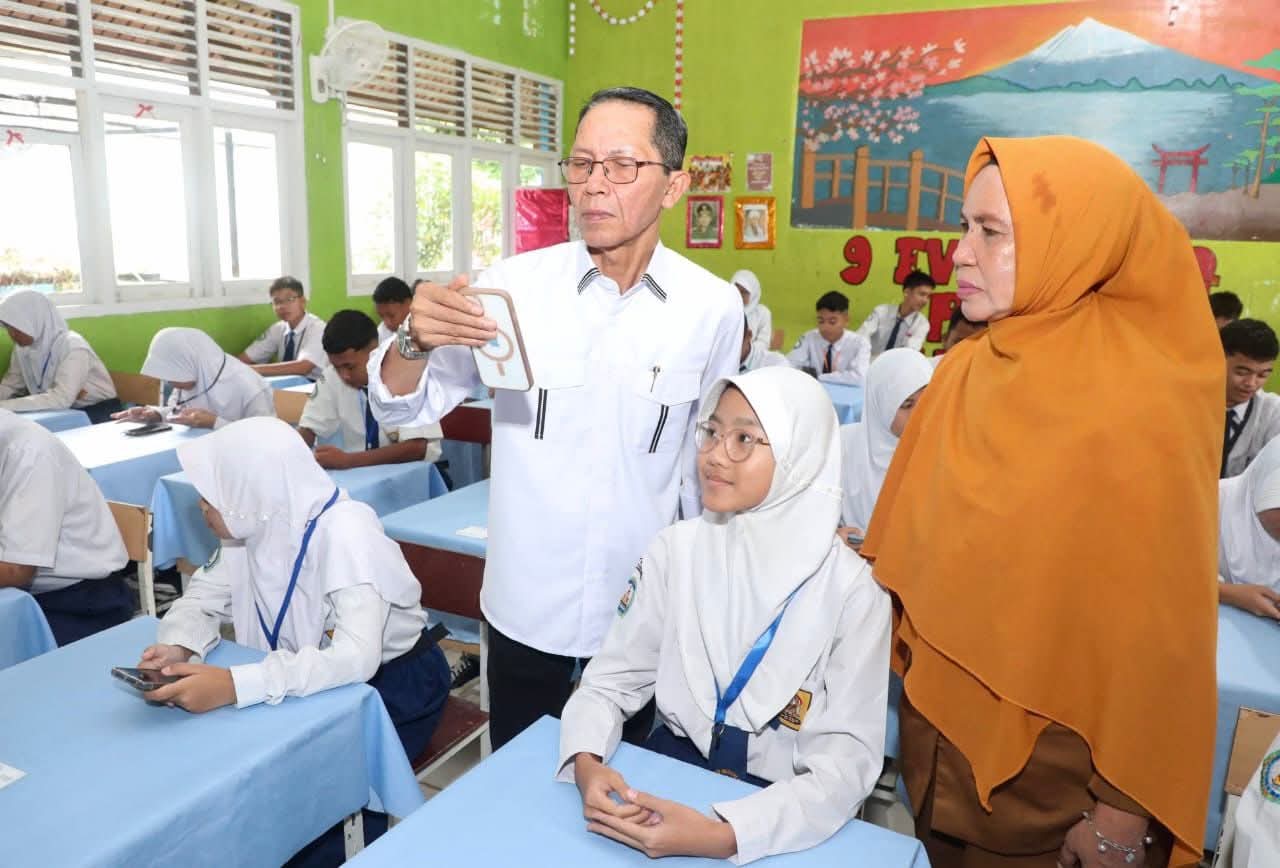 SAS Online Perdana Serentak di 133 Sekolah di Batam, Wali Kota Amsakar Tinjau Langsung di SMPN 12