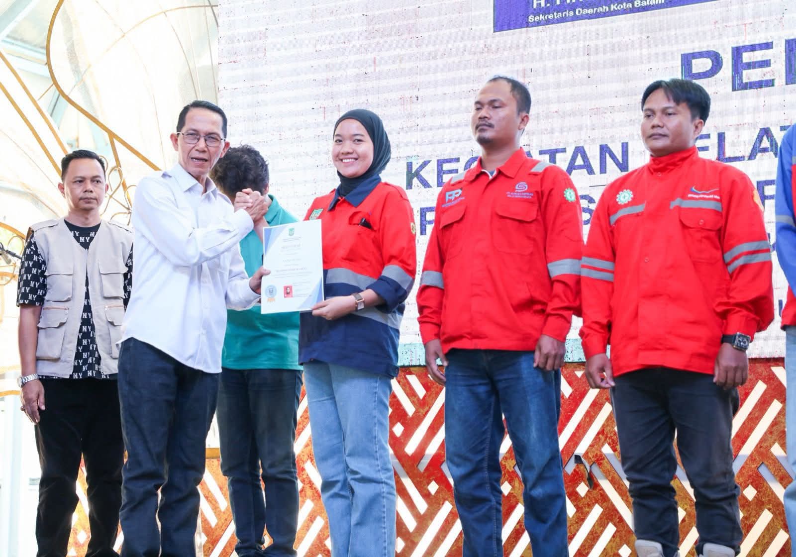 Tingkatkan Daya Saing Tenaga Kerja, Wali Kota Amsakar Serahkan Sertifikat Pelatihan Kompetensi