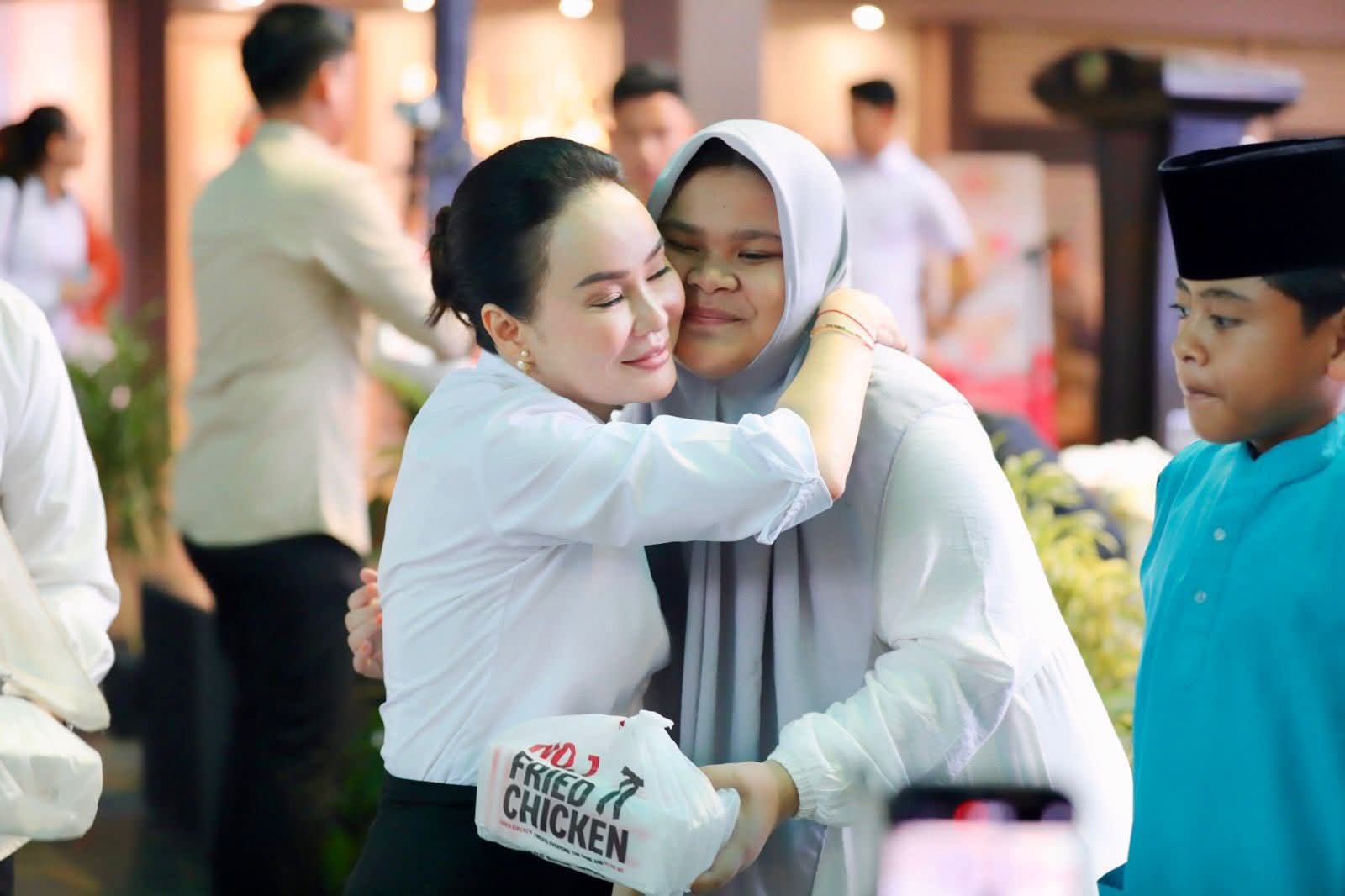 Wawako Batam Li Claudia Dengarkan Curahan Hati Anak Yatim Sekaligus Serahkan Bantuan