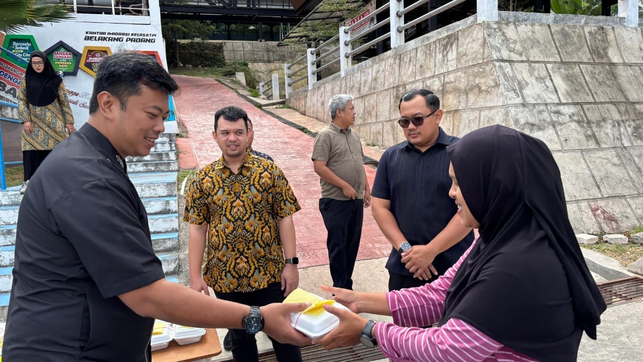 Kantor Imigrasi Kelas II TPI Belakangpadang Gelar Kegiatan Jumat Berkah