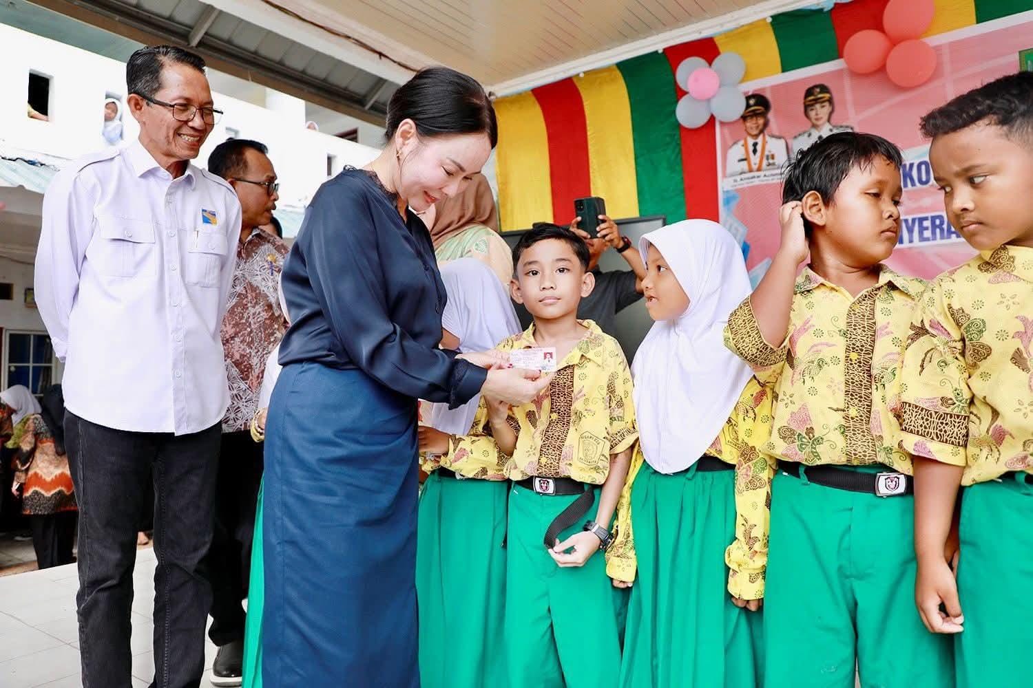 Serahkan KIA di SDN 006 Batam Kota Amsakar dan Li Claudia Pastikan Anak Terdata dan Terlindungi