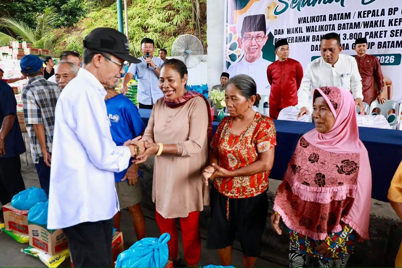 Bantu Tekan Inflasi Jelang Lebaran, Wali Kota Batam Salurkan 3.800 Paket Bahan Pokok