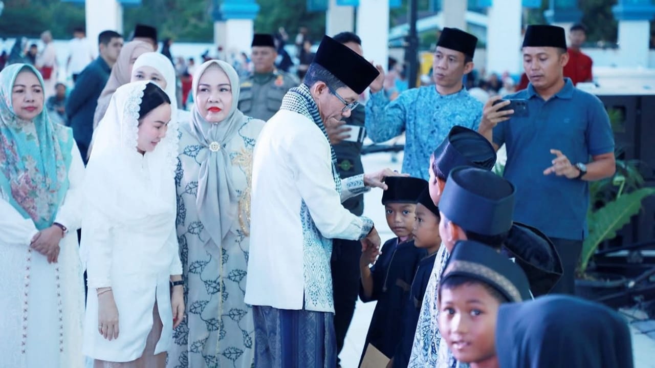 Buka Puasa Bersama di Masjid Agung Batam, Amsakar dan Li Claudia Santuni 1.200 Anak Yatim