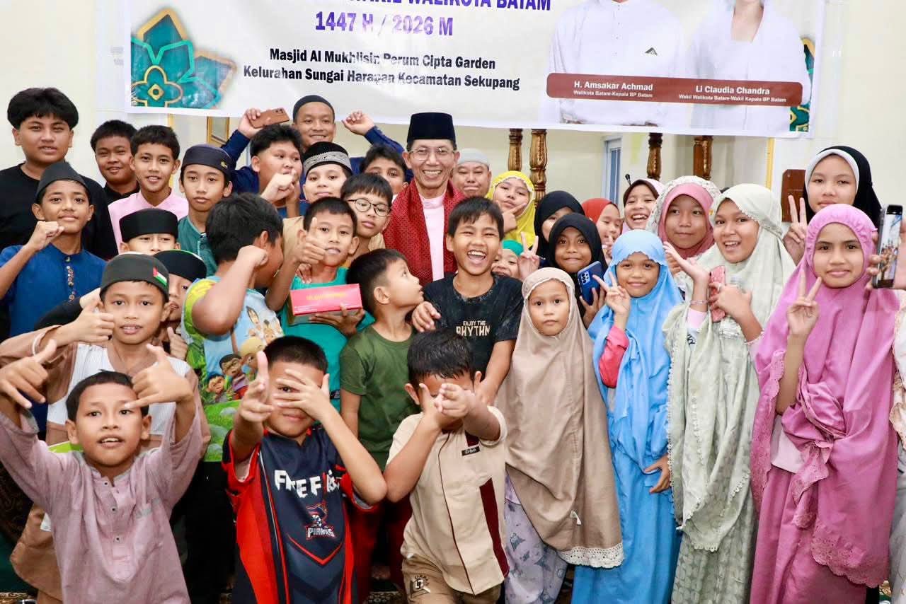 Momen Hangat Safari Ramadan, Anak-Anak Antusias Berburu Tanda Tangan Wali Kota Batam