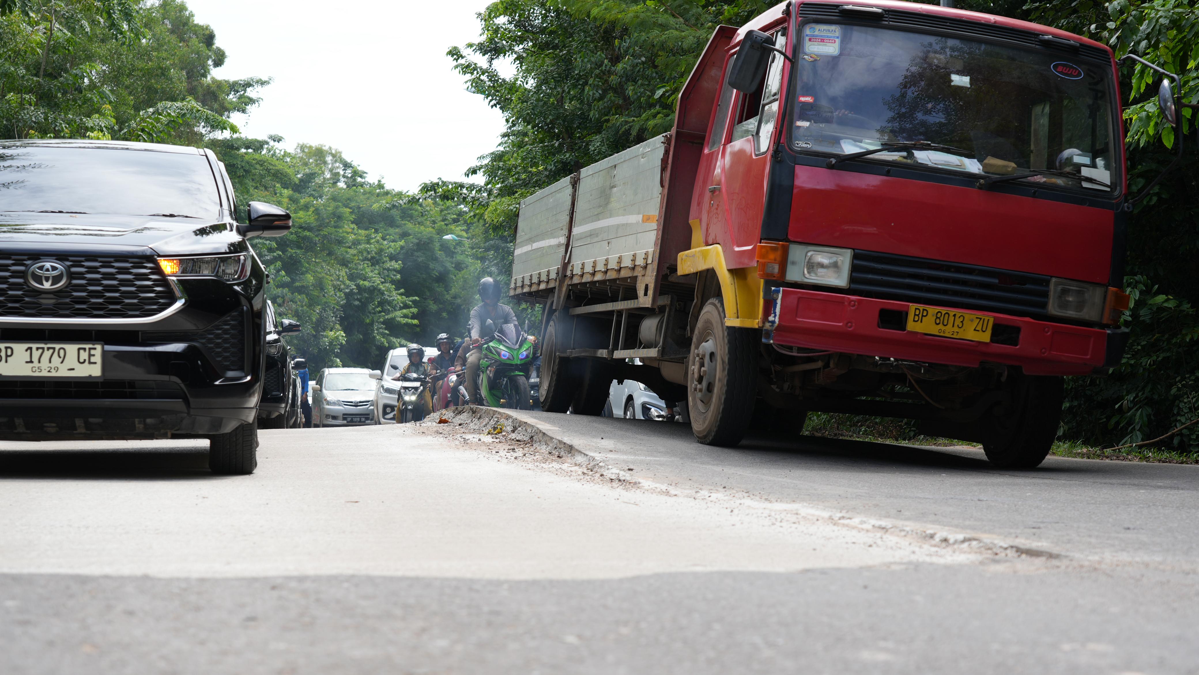 Akses Jl. Gajah Mada Dialihkan, BP Batam Lakukan Perbaikan Jalan Vista