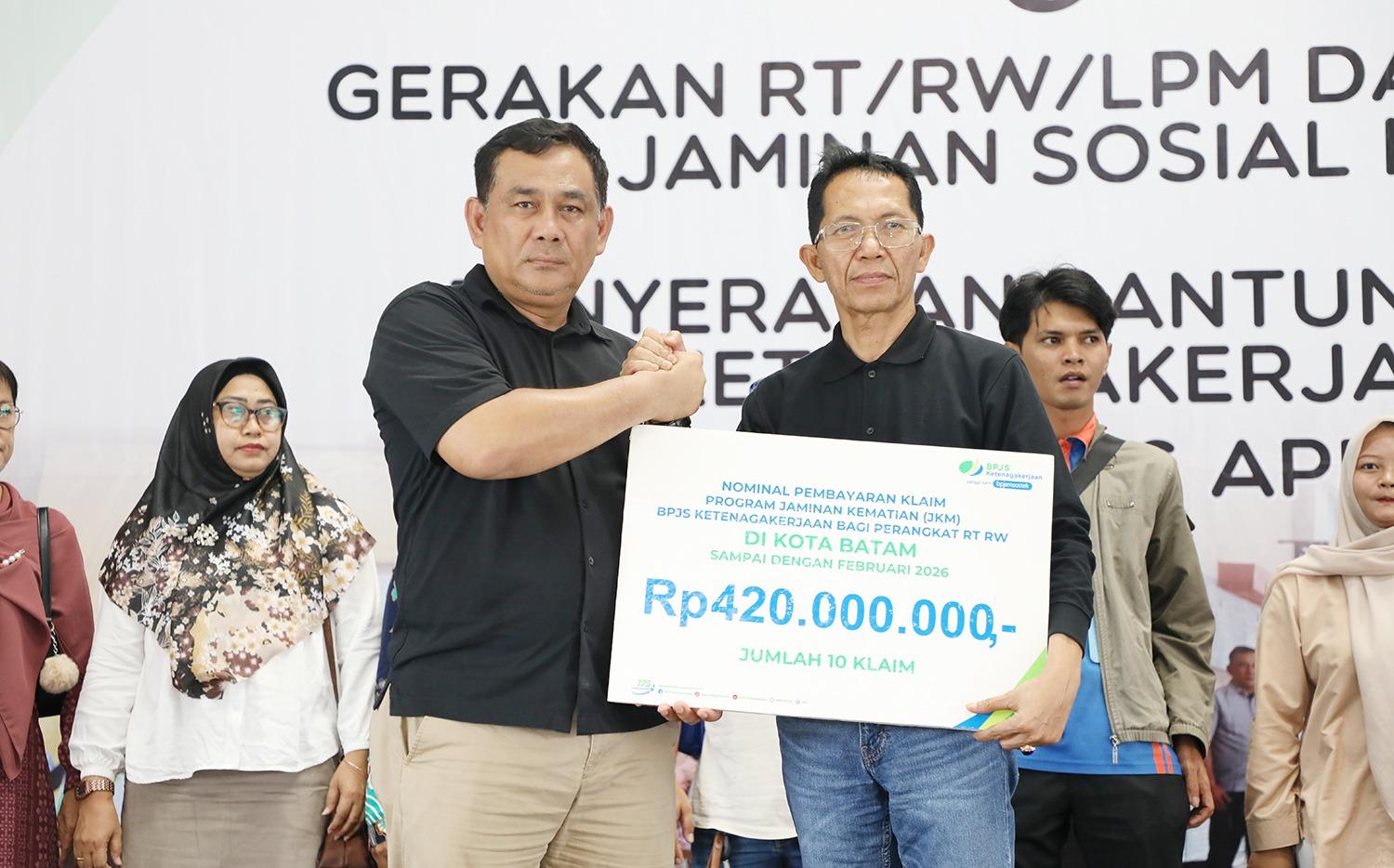 Bukti Nyata Perlindungan Sosial, Wali Kota Batam Serahkan Santunan Rp420 Juta untuk 10 Ahli Waris