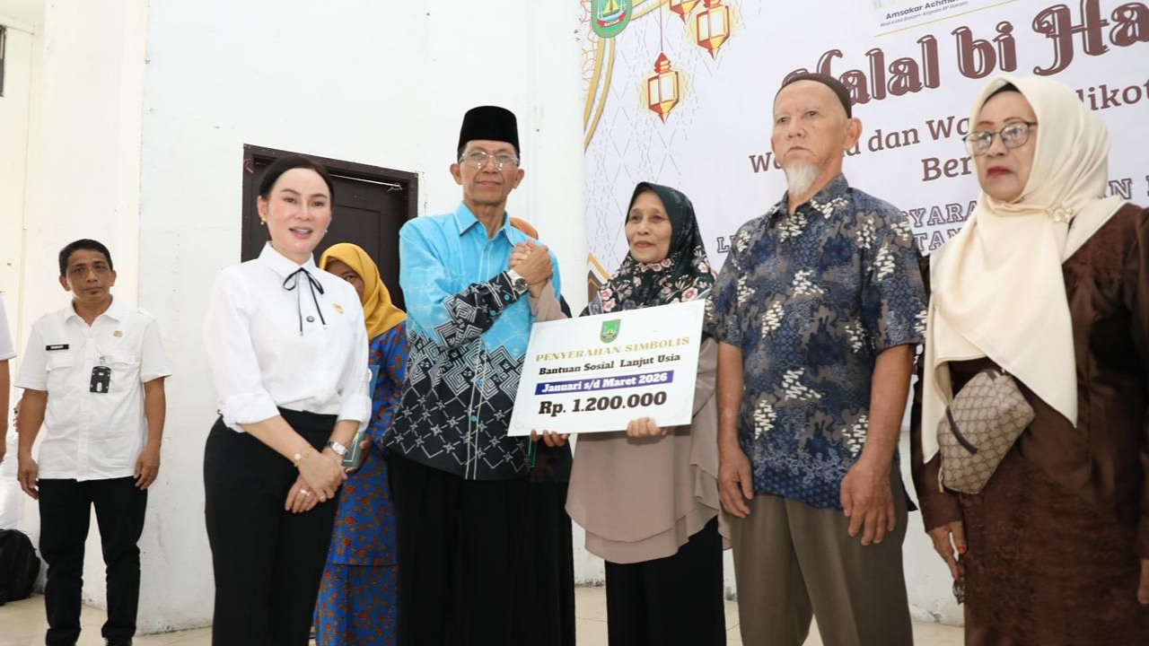 Fokus Pada Kesejahteraan, Amsakar dan Li Claudia Serahkan Bantuan Lansia serta Insentif Posyandu