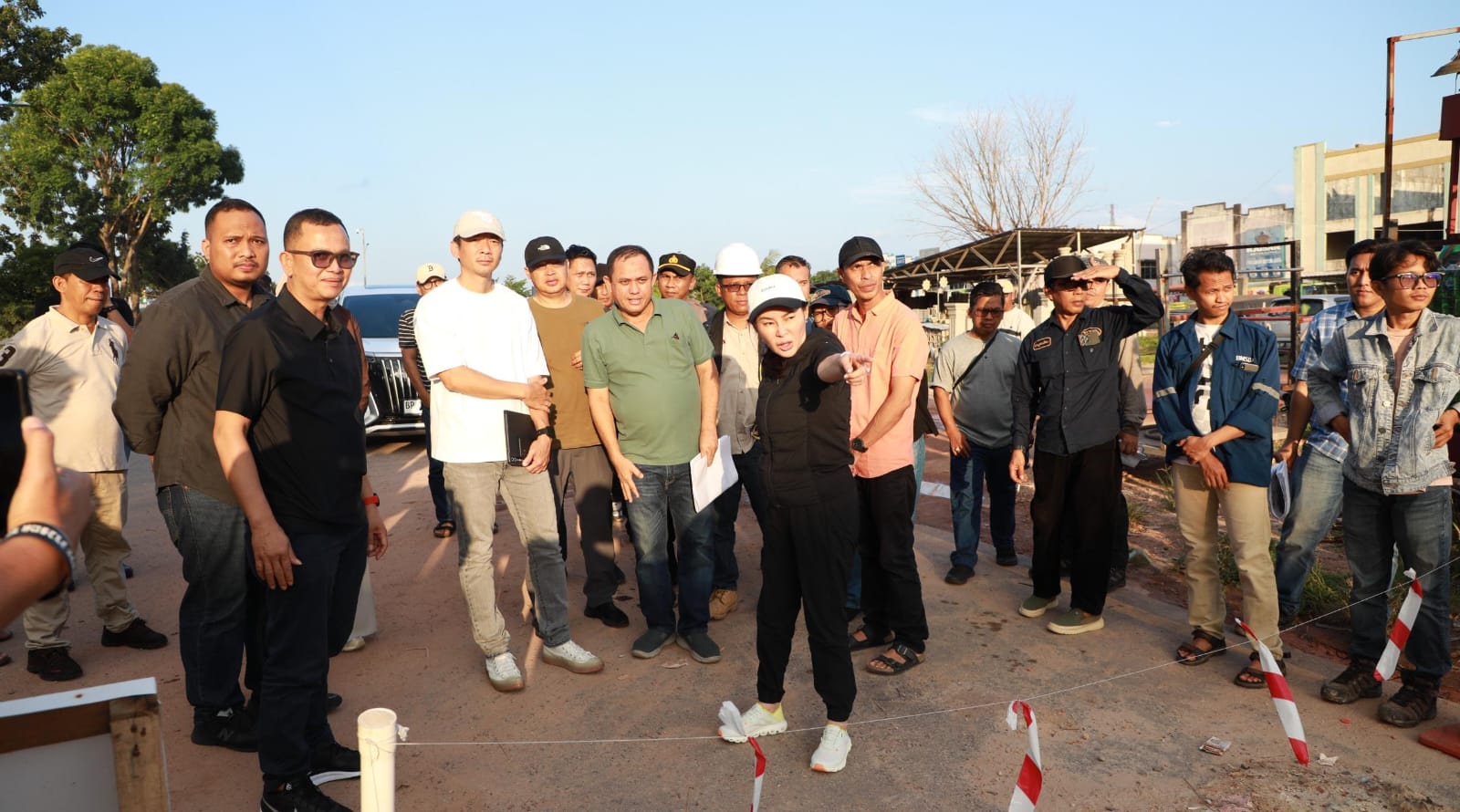 Li Claudia Tinjau Proyek Jalan dan Drainase, Pastikan Rampung Tepat Waktu
