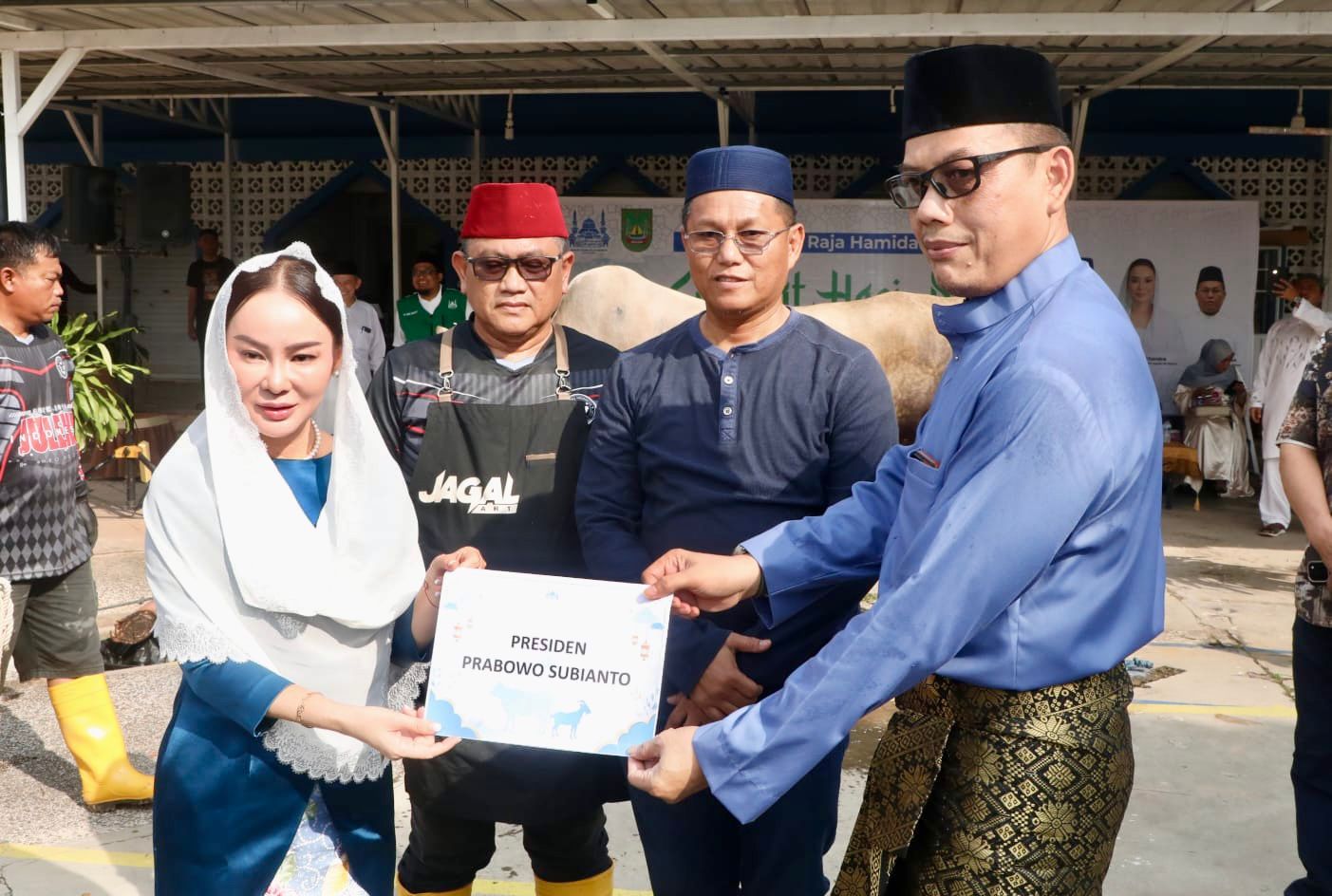 Plh Wali Kota Batam, Li Claudia Chandra, menyerahkan hewan kurban dari Presiden Prabowo Subianto ke Masjid Agung Raja Hamidah Batamcentre, Rabu (27/5/2026). Sumber Foto: HUMAS DISKOMINFO BATAM .
