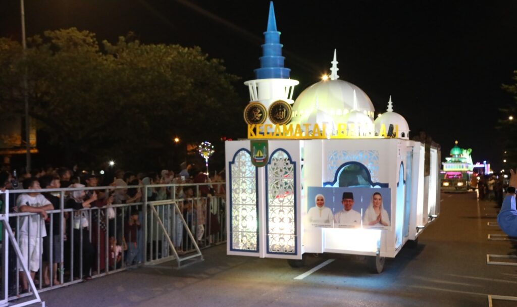 Salah satu mobil hias saat memeriahkan pawai takbiran, belum lama ini. Dok HUMAS DISKOMINFO BATAM
