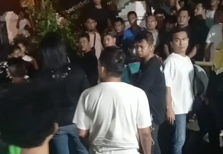 Selalu Tebar Senyum, Aiptu Neri Berhasil Kondusifkan Situasi Hampir Memanas di Polsek Batu Aji