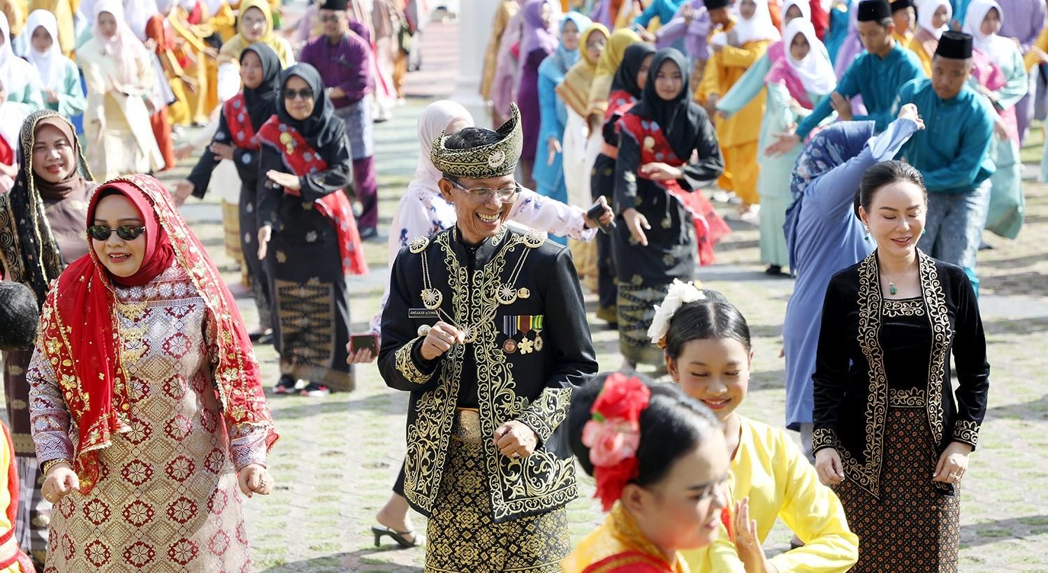 Meriahkan Hardiknas 2026, Amsakar dan Li Claudia Menari Zapin Ngenang Bersama 5.120 Pelajar dari se-Kota Batam