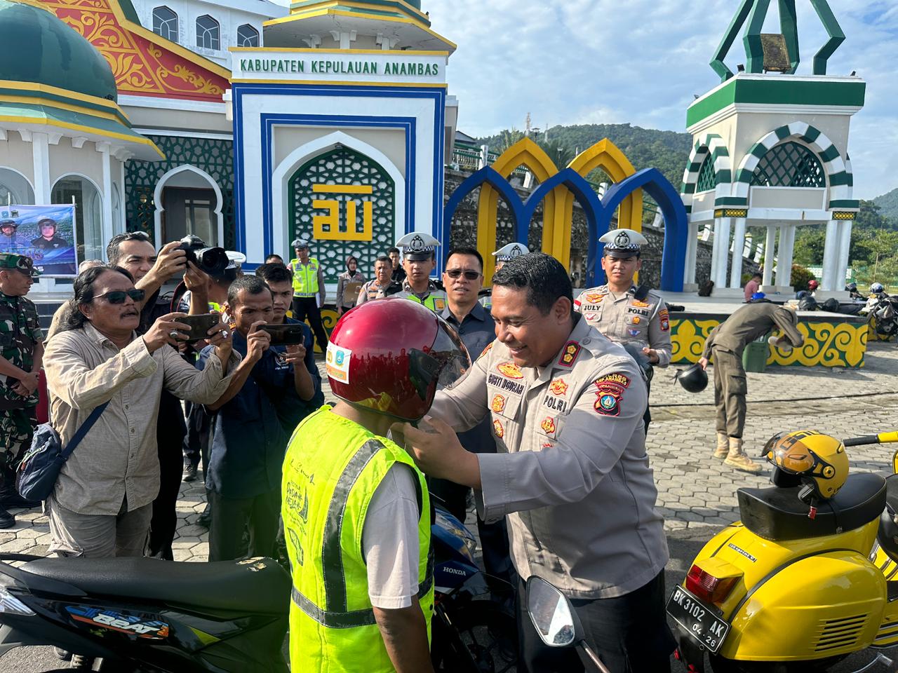 Jelang HUT Bhayangkara ke-80, Polres Anambas dan Pemda Bersinergi Wujudkan Keselamatan Berlalu Lintas Melalui Pembagian Helm Gratis