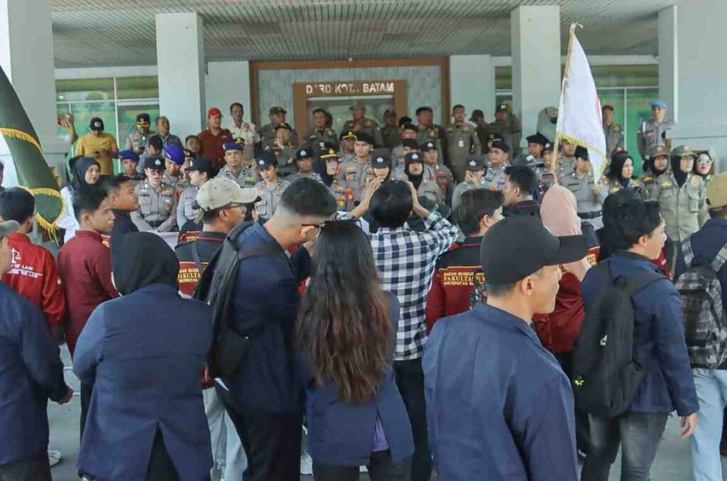 Ketua DPRD Kota Batam Siap Tindak Lanjuti 3 Poin Penting Unjuk Rasa Mahasiswa UNRIKA
