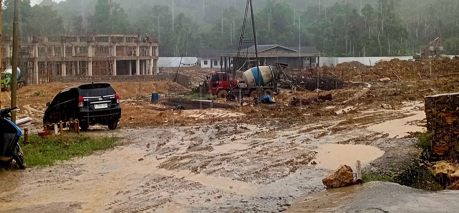 Setelah Dugaan Pasir Laut, Kini Pengecoran Saat Hujan, Standard Konstruksi Proyek Rp87 Miliar Semakin Dipertaruhkan