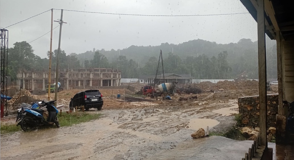 Terdapat Rekaman Pengecoran Pondasi Saat Hujan, Proyek SMAN Unggulan Sukma Nias Disorot