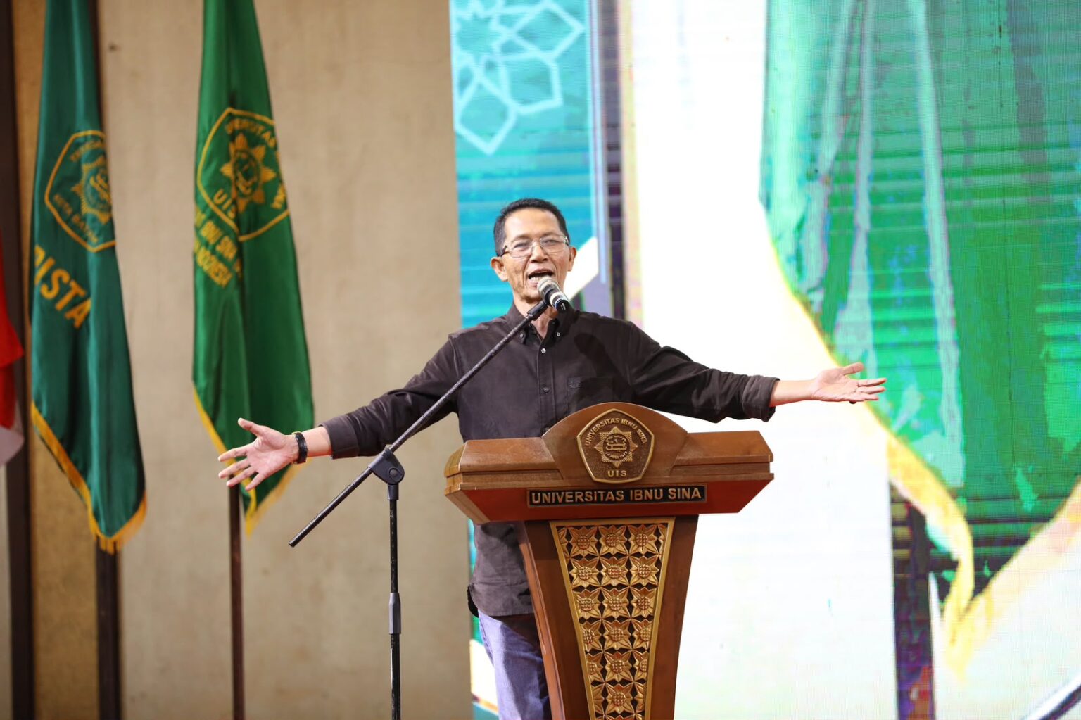 Amsakar Achmad Kobarkan Semangat 1.600 Mahasiswa Baru UIS Batam untuk Jadi Generasi Unggul