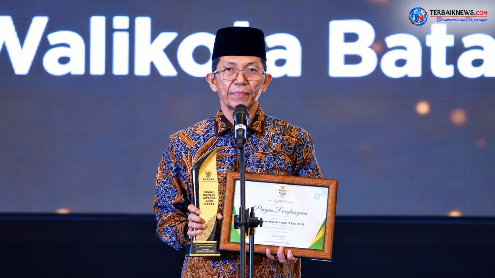 Amsakar Achmad Raih Penghargaan Wali Kota Pendukung Zakat Terbaik di BAZNAS Grand Awards 2026