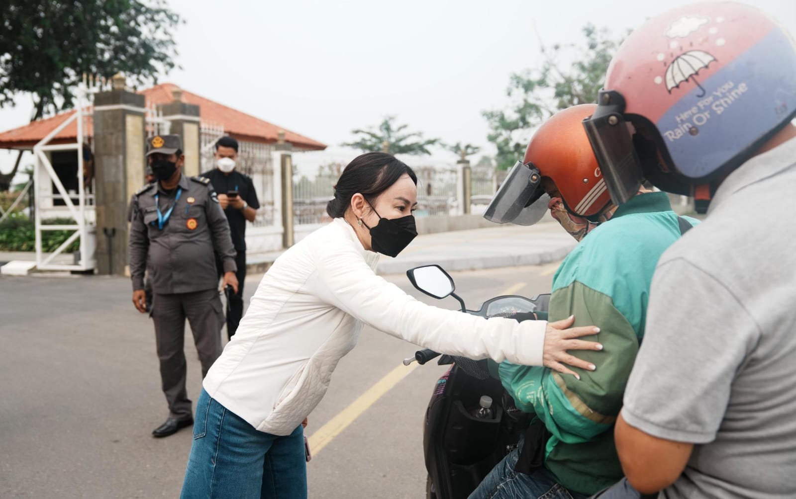 Kabut Asap Batam, Li Claudia Chandra Turun Langsung Bagikan Masker kepada Warga